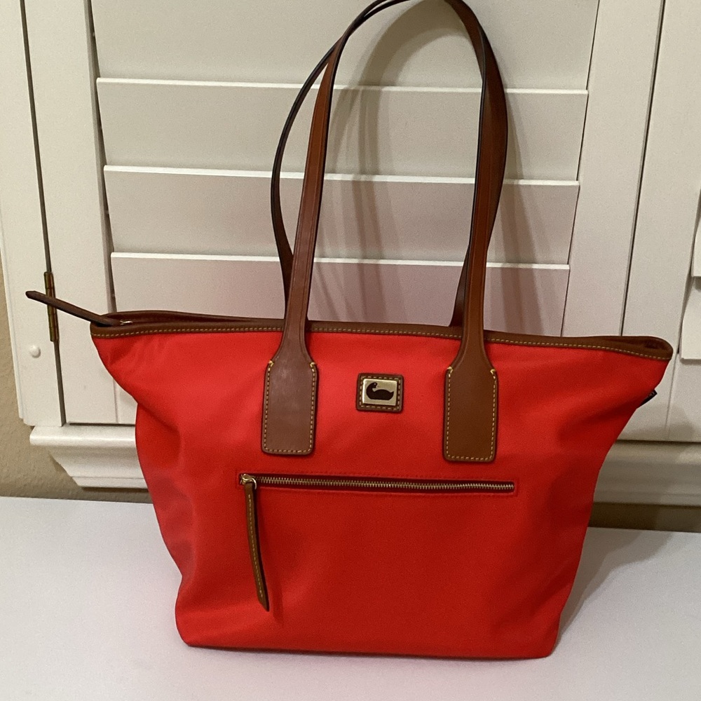 Beautiful Dooney & Bourke Tote Bag with the Certificate of Authenticity